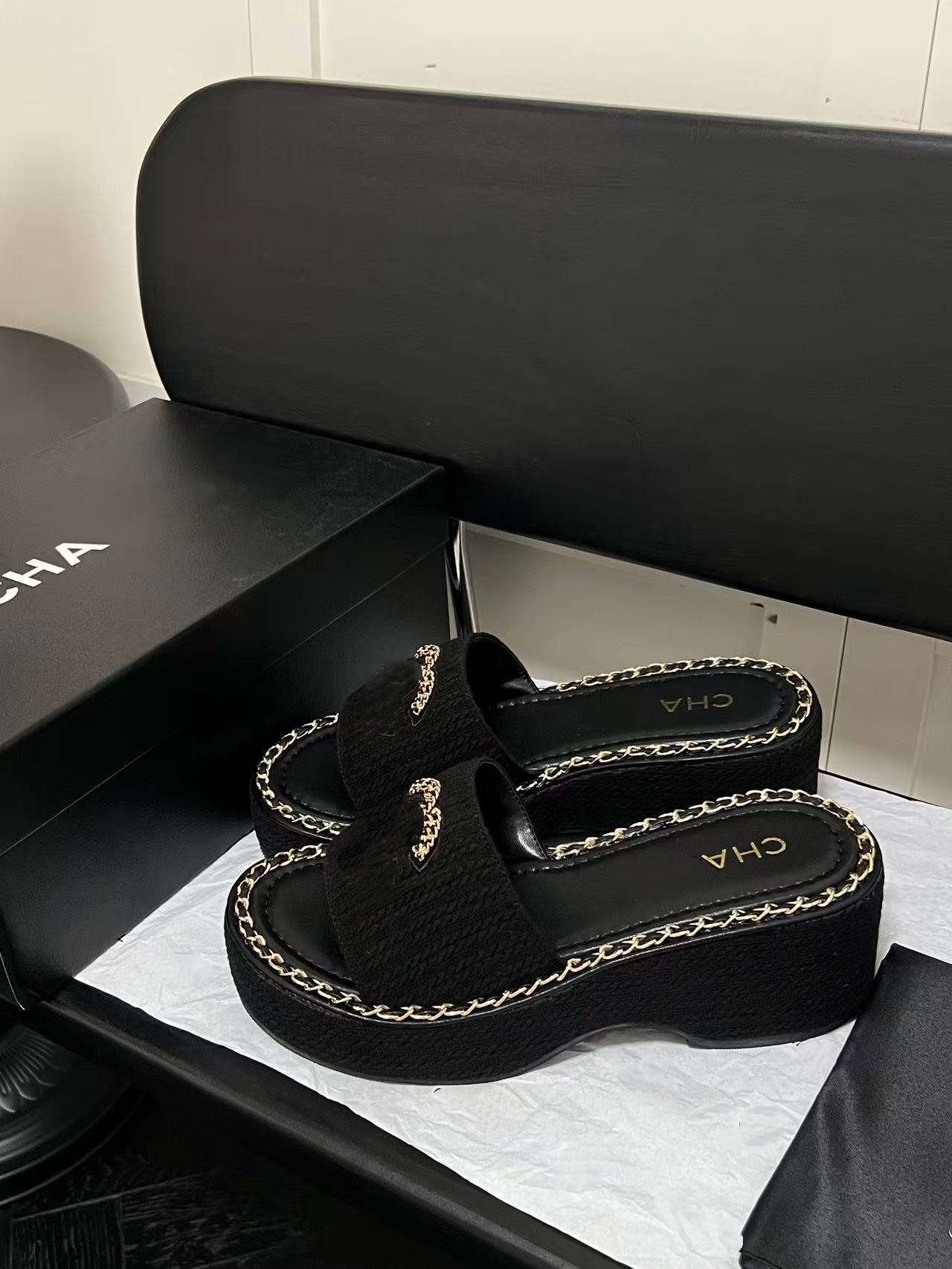 DesignerParisianfashionable and comfortable women's thick-soledshoes with luxurious height increaseand embroidered design, versatile leather women's slippers