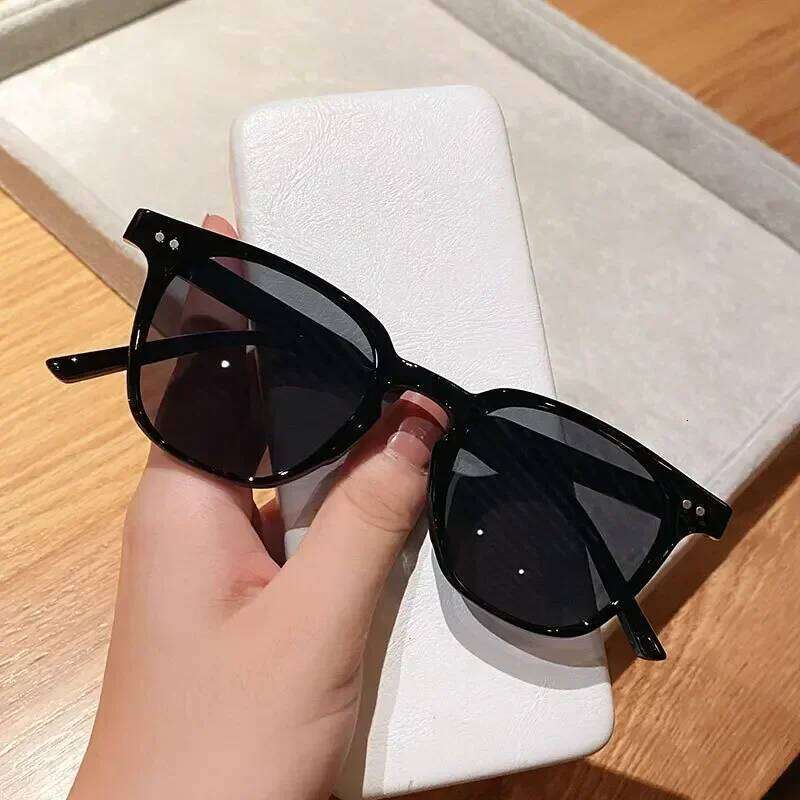 2024 Summer Square Frame Punk Sunglasses Vintage Rivets UV400 Sun Shade Glasses Women Men Retro Fashion Luxury Brand Eyewear Y260207