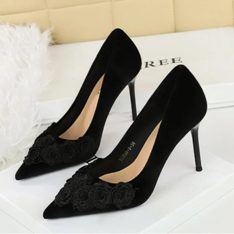 9CM Fashion Flower n Women High Heels Retro Suede Wedding Shoes Party Club Stiletto Chinese Style Pumps Tacones 260208