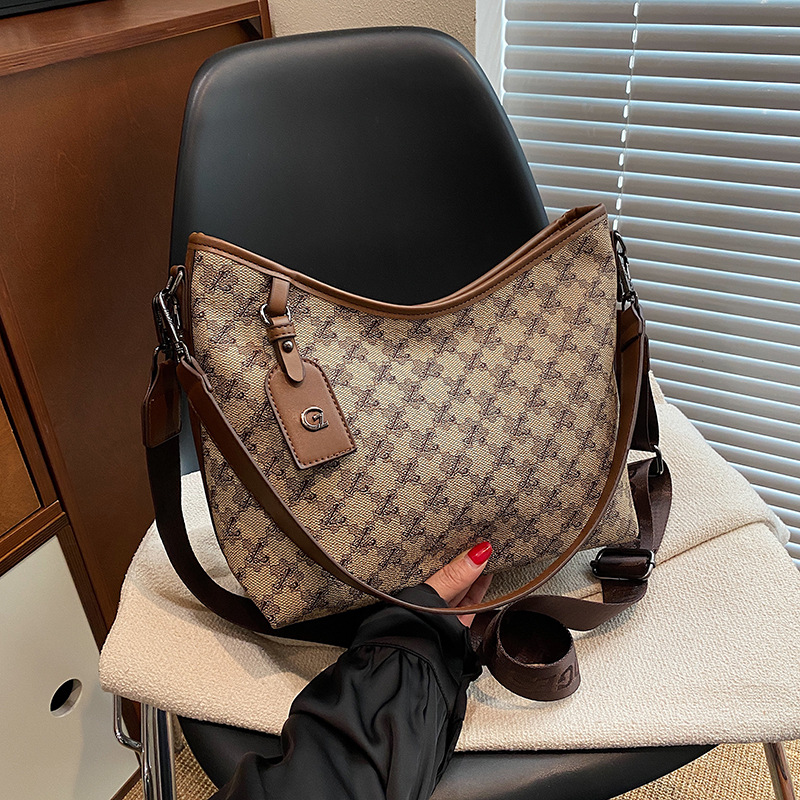 Large capacity single shoulder bag, new retro printed casual commuter underarm bag, versatile fashionable tote bag, simple luxury handbag, casual shop