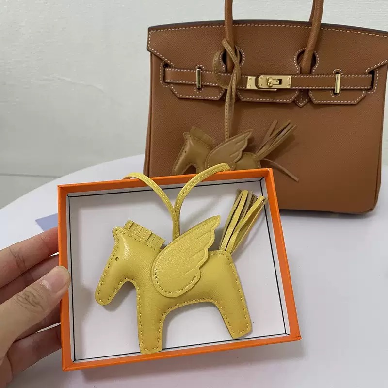 Rodeo Pegase Designer Leather Keychains Men Women Horse Bag Charm Keyring Lovers Key Ring Jewelry