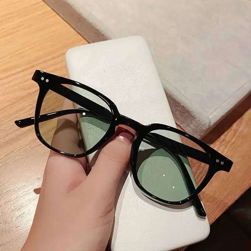 2024 Summer Square Frame Punk Sunglasses Vintage Rivets UV400 Sun Shade Glasses Women Men Retro Fashion Luxury Brand Eyewear Y260207