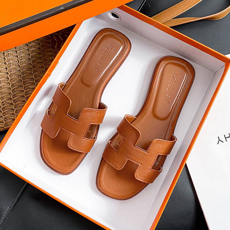 Summer fashion and versatile flat flip flops beach tourist slippers are worn by women