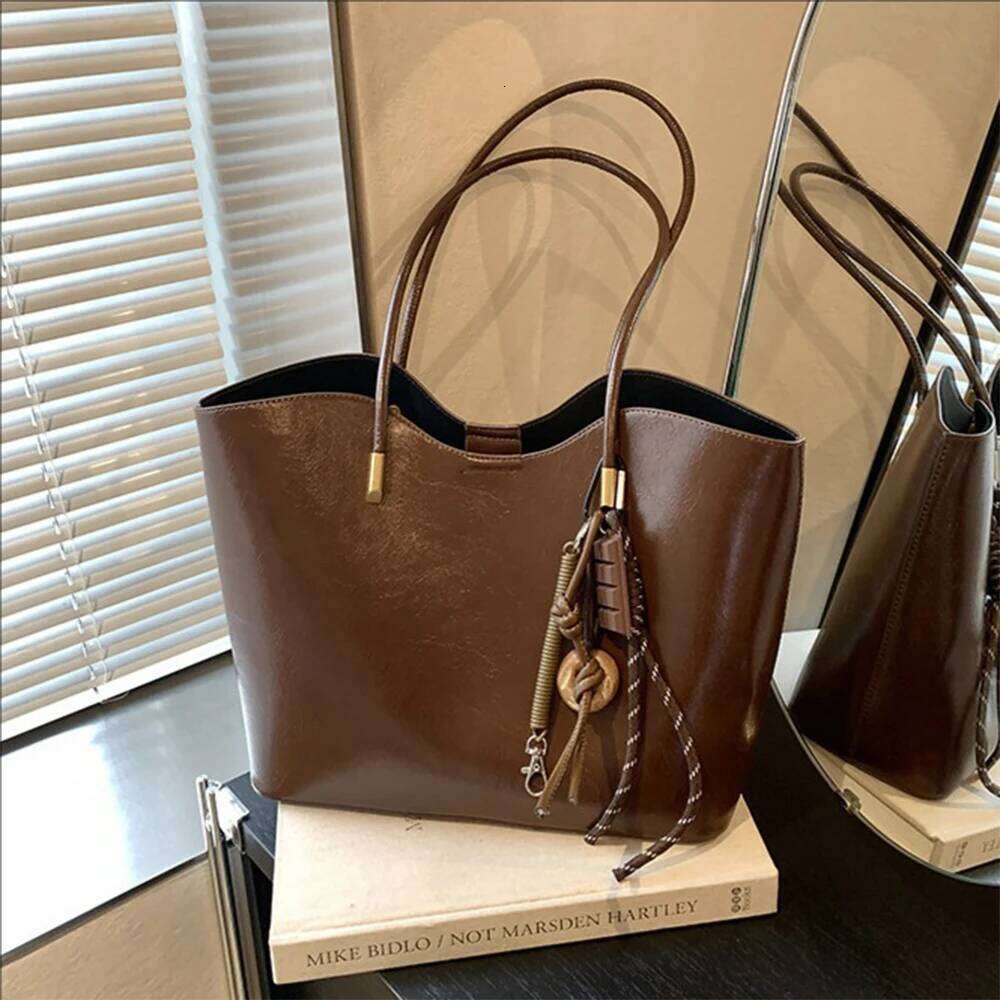 Large Capacity PU Hasp Fashion Versatile Commuting Women's Shoulder Bags High Quality Sewing Thread Tote Bag C260207