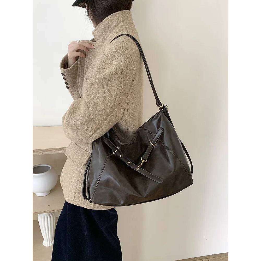 2026 new retro shoulder bag, large capacity backpack, fashionable and casual women's daily commuting bag C260207