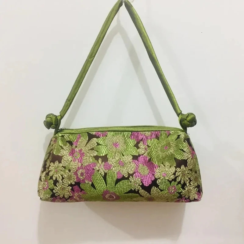 Fashion Chinese Style Silk Bag Women Handbag Japanese Hand Embroidery Cheongsam Female Cosplay Bags Clutch Purses 260208