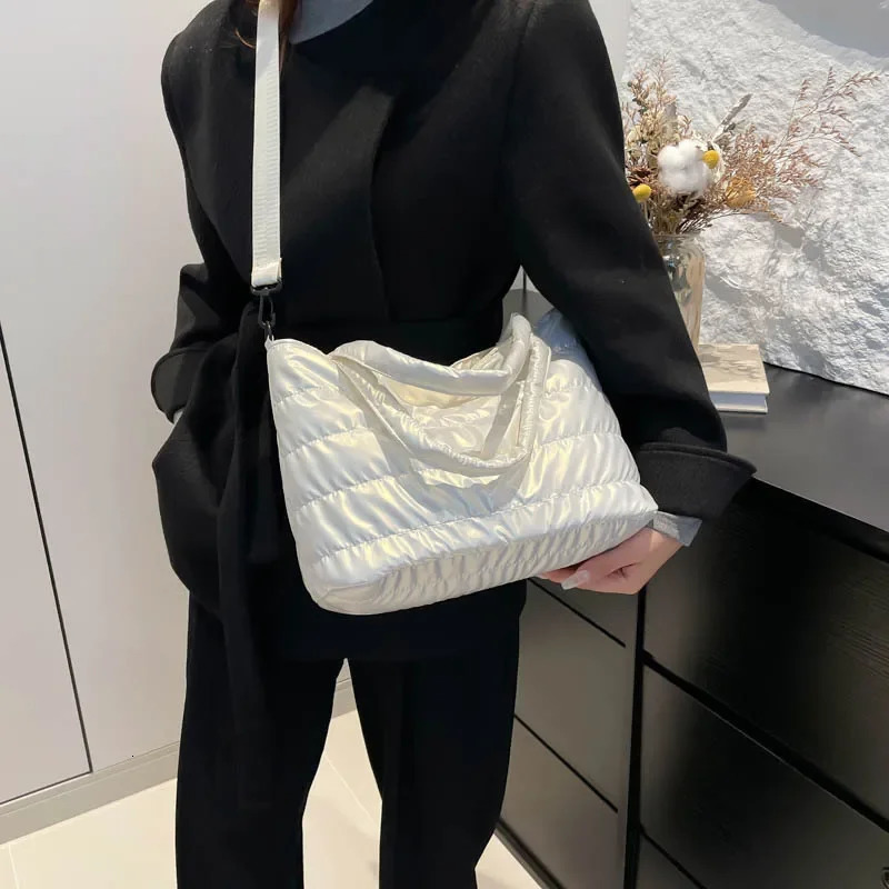 Large Capacity Womens Tote Bag Fashionable Winter Of The Season Handheld Trendy Cotton Jacket Shoulder Bag Ca260128