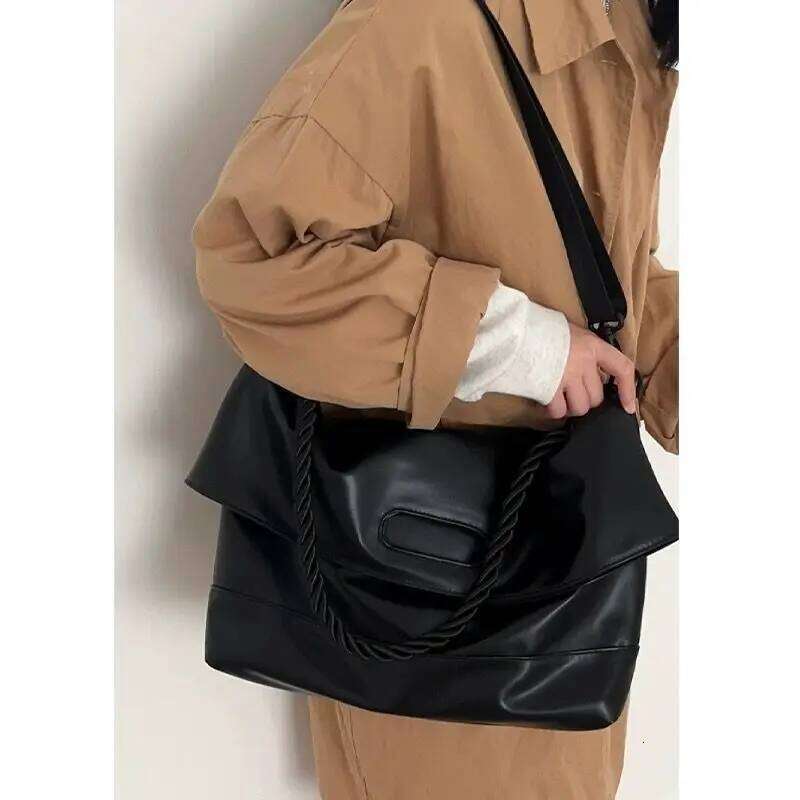 2025 New Large Capacity Women's Casual Soft Leather Underarm Students Commuting Crossbody Roman Tote Bag Purses and Handbags C260207