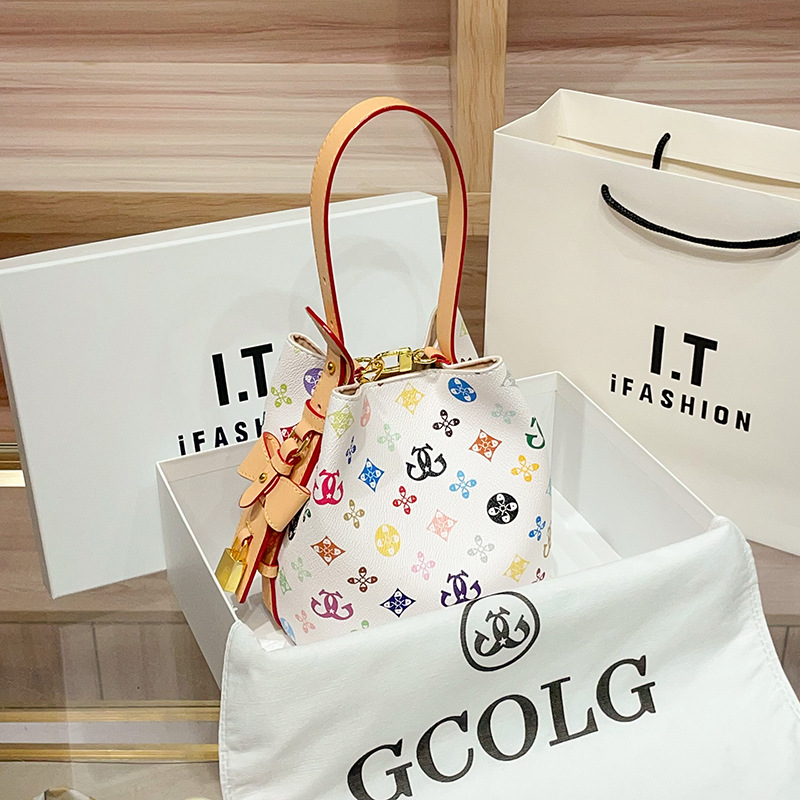 2026 New Factory Old Flower European and American Nurse Bag Women's Single Shoulder Underarm Bucket Bag European Station Internet Celebrity Versa