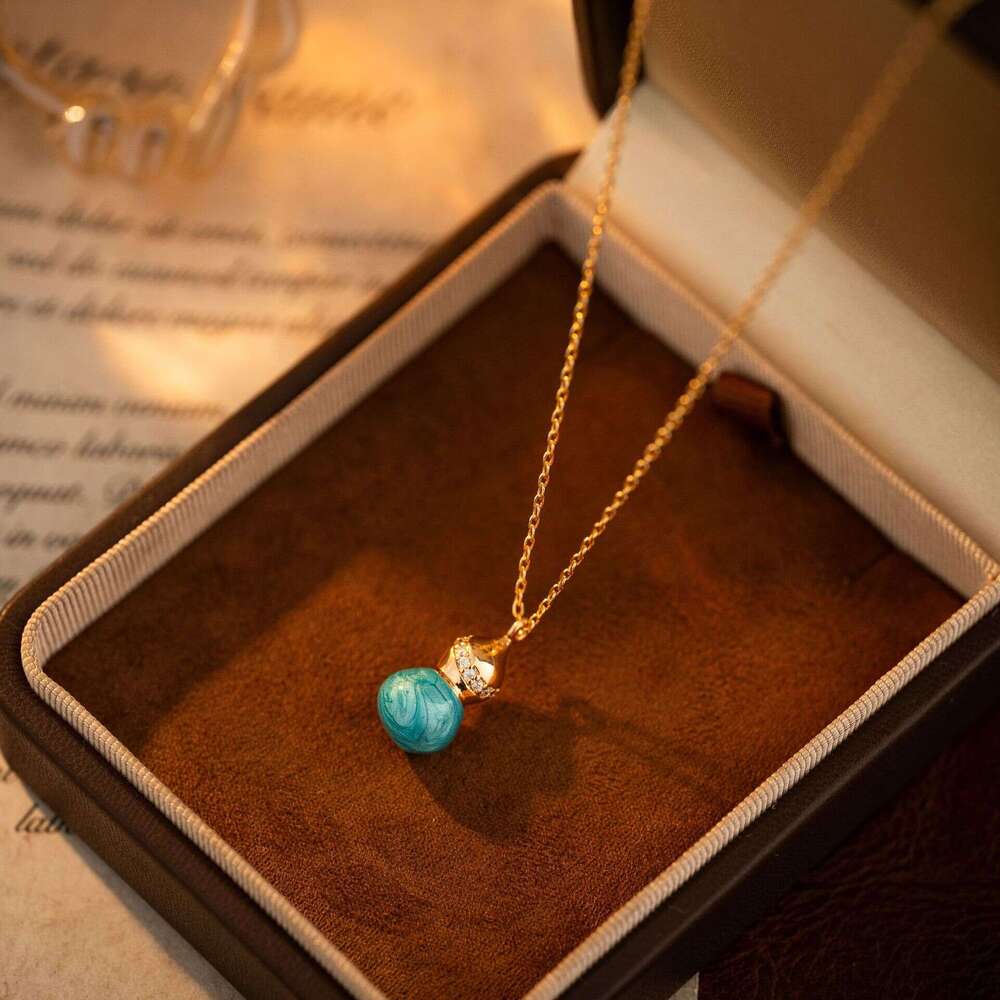 New oil-drip gourd pendant necklace and earrings high-end, stylish, light luxury collarbone chain, commuter choker