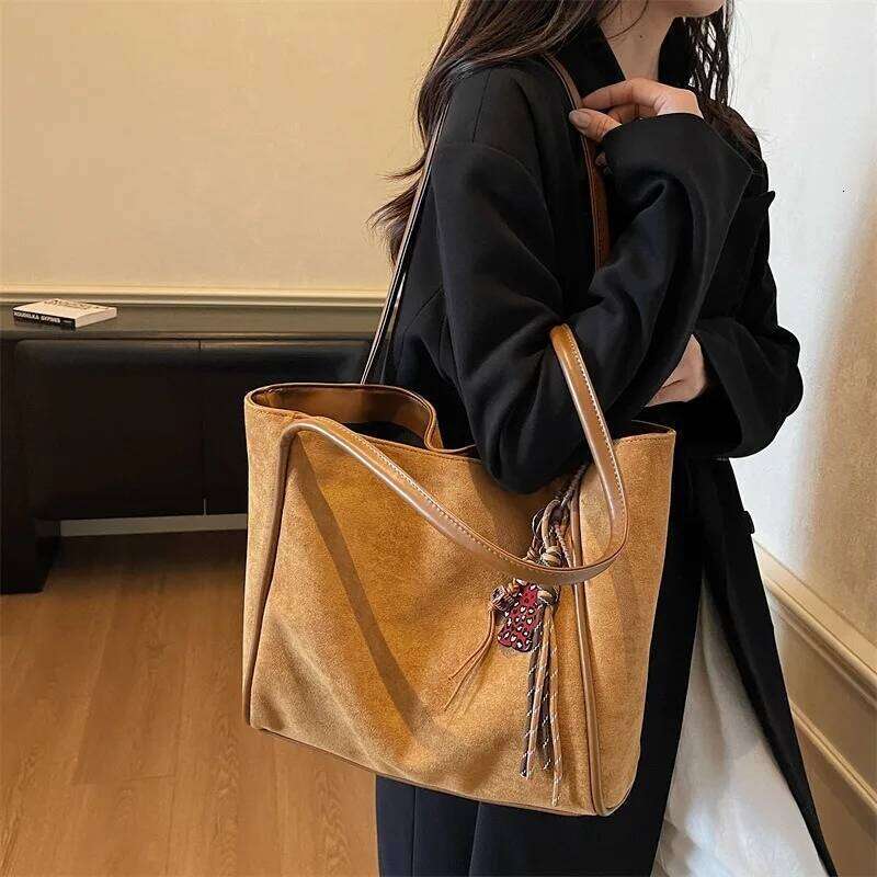 Large Capacity Women's New Retro Simple Shoulder Bag, Fashionable and High-end Texture, Casual Class Commuting Tote Bag C260207