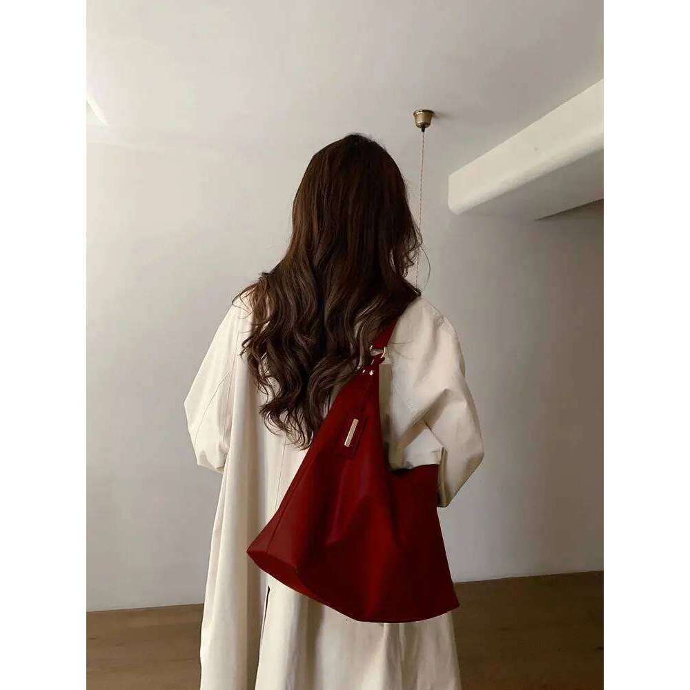 2025 Niche Design New Commuter Fashion Tote Women's Bag Red Versatile Large Capacity Shoulder Bags C260207