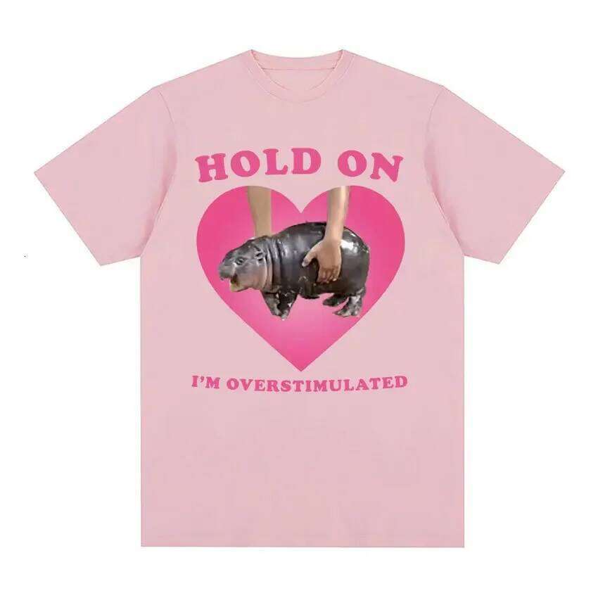 Moo Deng Hold on I'm Overstimulated Pink Heart Baby Hippo Funny Meme T Shirt Women Vintage Harajuku T-shirt C260207