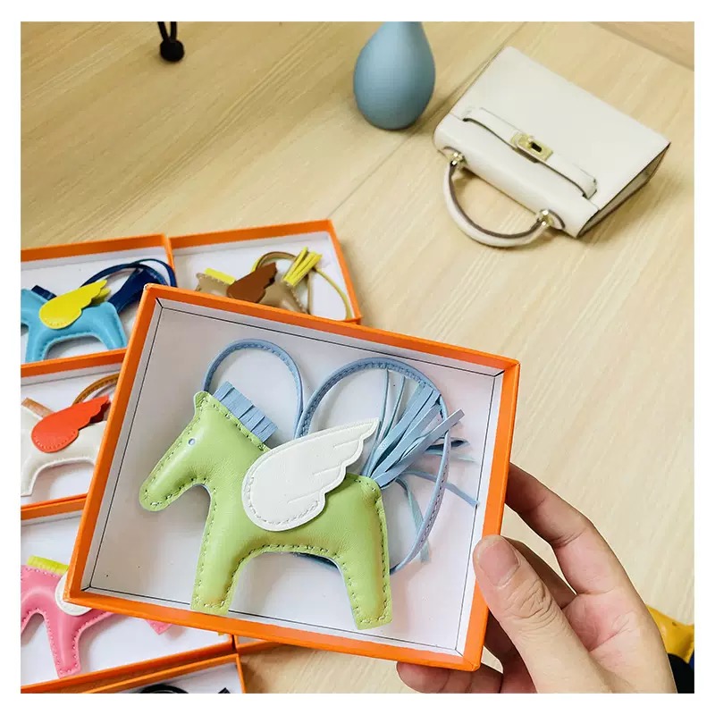 Rodeo Pegase Designer Leather Keychains Men Women Horse Bag Charm Keyring Lovers Key Ring Jewelry