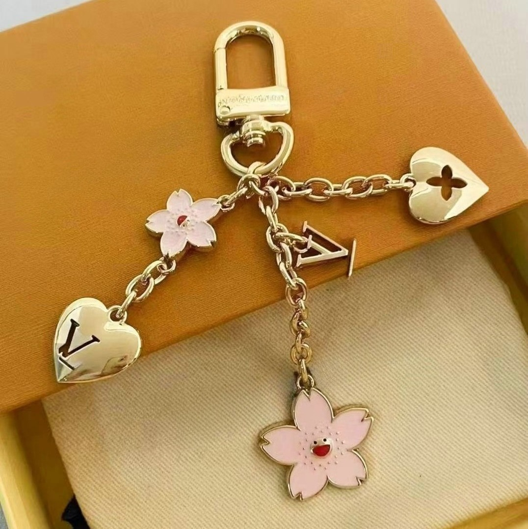 Fashion Key Chain Designer Zinc Alloy Heart Cherry Blossom Keychain Handmade Copper Pattern Car Keychains Bag Charm Hanging Decoration Pendant Accessorie
