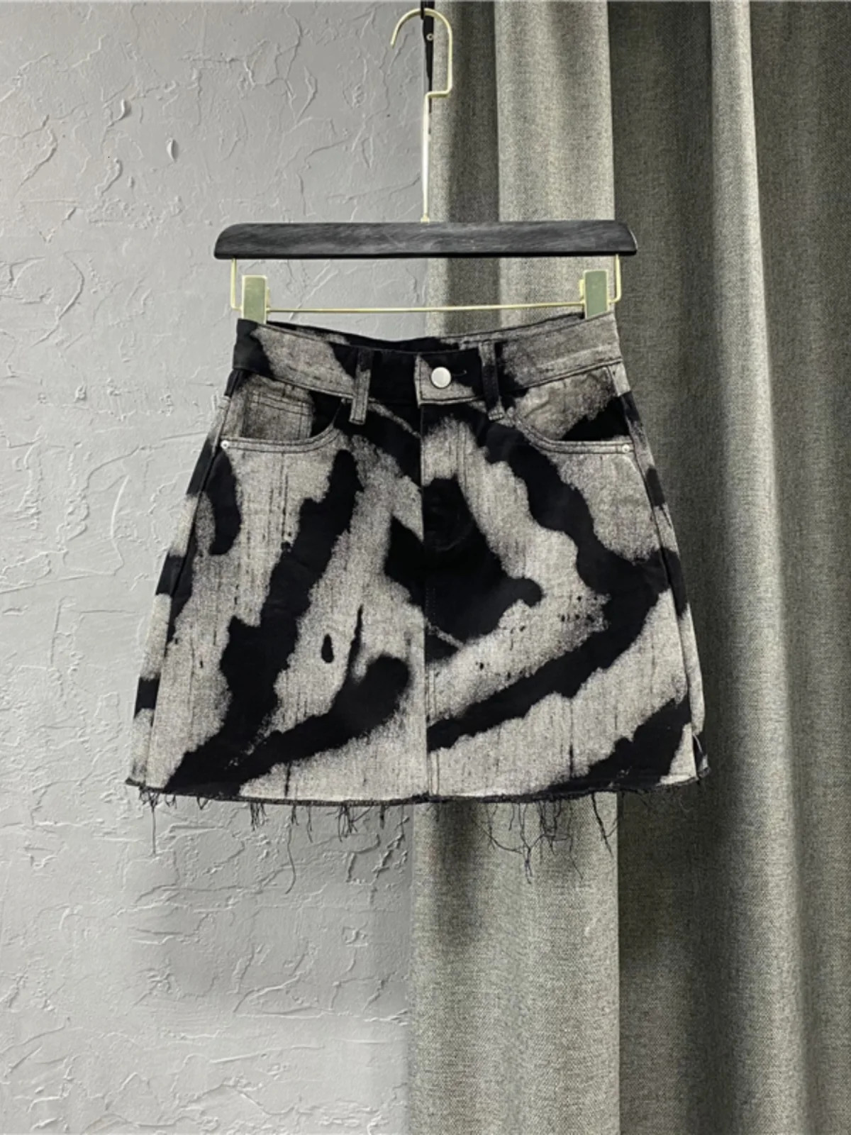 Black Gray Tie Dye Denim Short Skirt High Waist Personalized Pattern Fringed Aline Fashion Versatile 260126