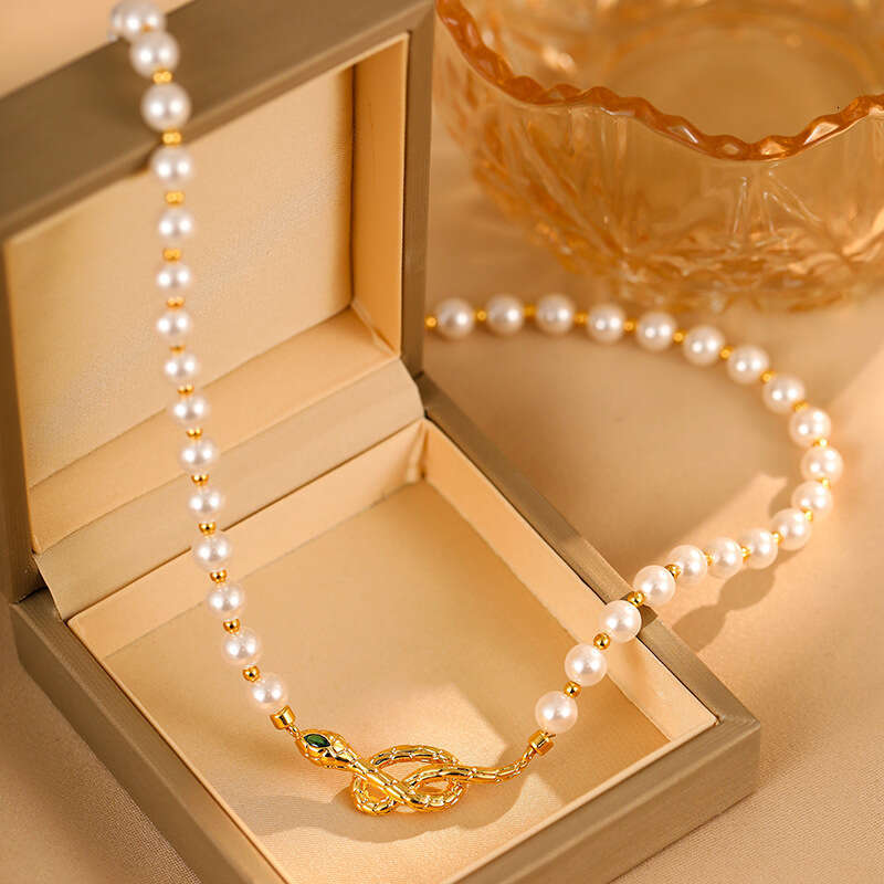 Fashionable twisted snake-shaped necklace for women, versatile, high-end design, light luxury style, French aurora pearl choker, trendy