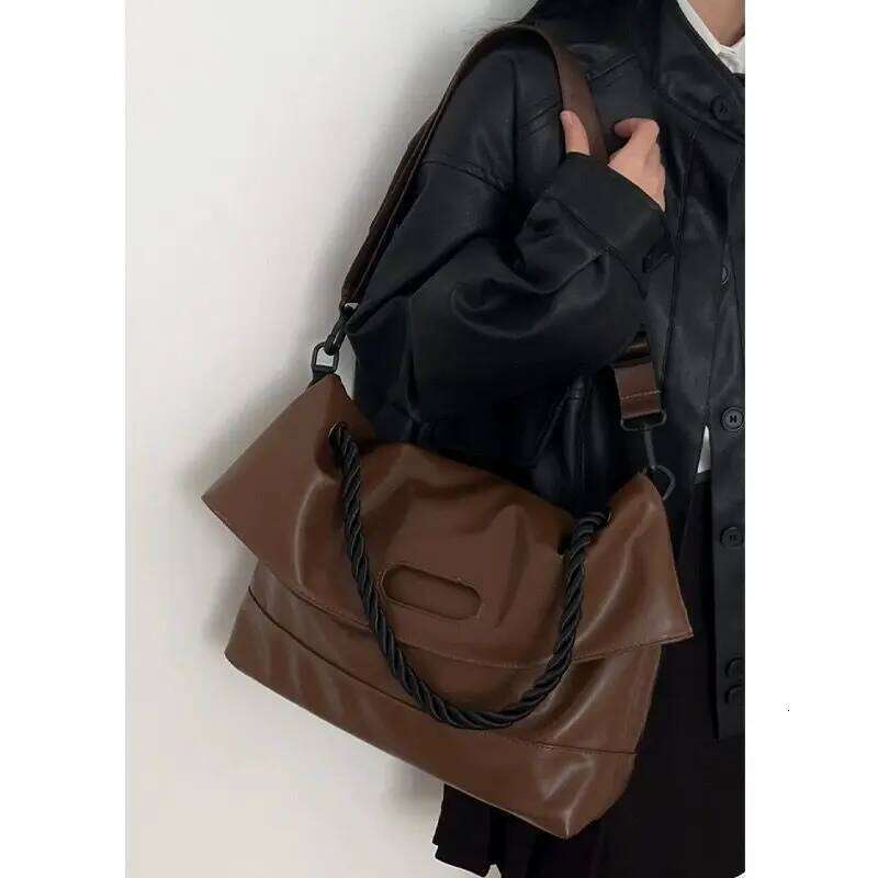 2025 New Large Capacity Women's Casual Soft Leather Underarm Students Commuting Crossbody Roman Tote Bag Purses and Handbags C260207