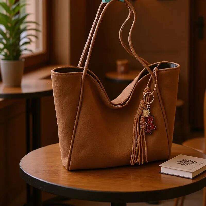 Large Capacity Women's New Retro Simple Shoulder Bag, Fashionable and High-end Texture, Casual Class Commuting Tote Bag C260207