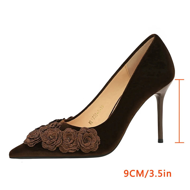 9CM Fashion Flower n Women High Heels Retro Suede Wedding Shoes Party Club Stiletto Chinese Style Pumps Tacones 260208