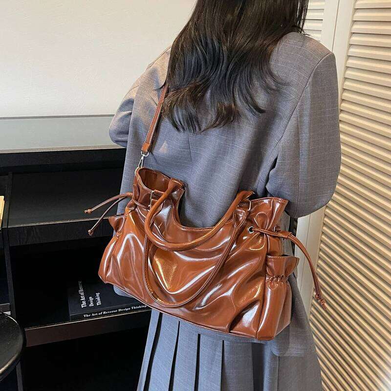 Retro-Styled Grand Smooth PU Women's Shoulder Bag - Multi-Pocket Large-Capacity Adjustable Strap Ideal for Commuting, Outings C260207