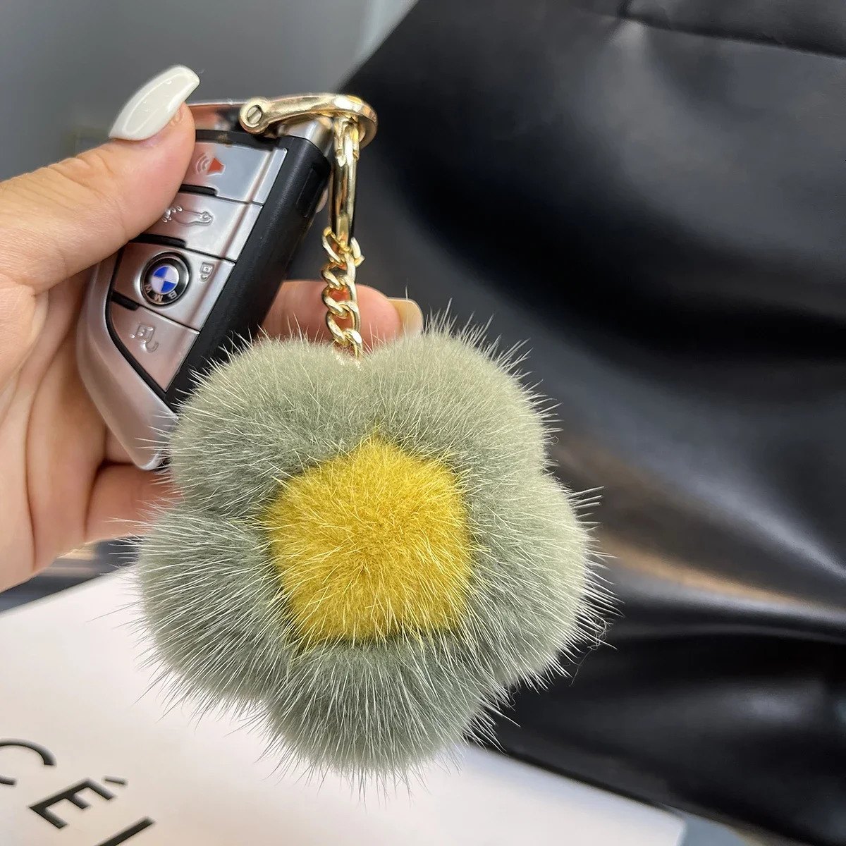 Cute Real Mink Hair Small Flower Keychain Bag Purse Car Key Ring Pendant Fashion Natural Mink Fur Keychain Style Gifts 260107