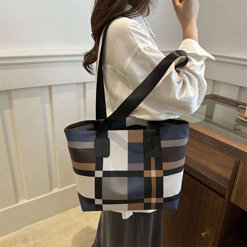 Striped Plaid Tote Women New Fashionable Shoulder Handbag for Ladies Large Capacity Commuting Bag C260207