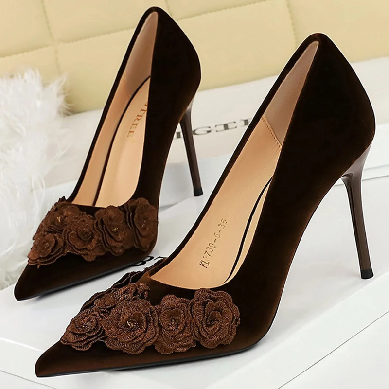 9CM Fashion Flower n Women High Heels Retro Suede Wedding Shoes Party Club Stiletto Chinese Style Pumps Tacones 260208