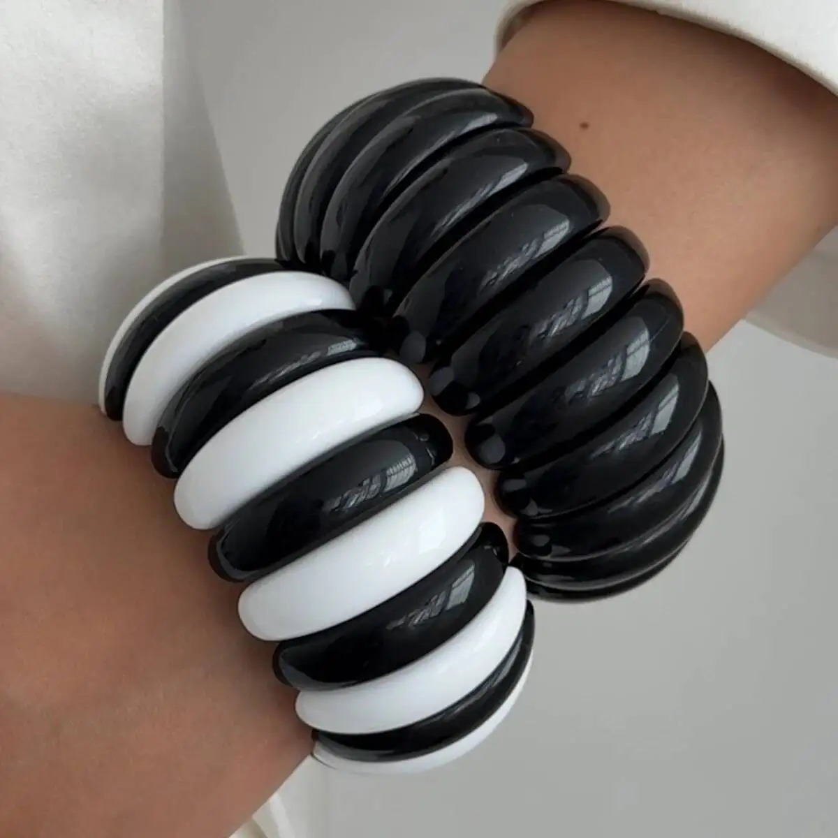 Salircon 3 Styles Boho Resin Geometric Chunky Bangles Women Hip Hop Punk Black White Stacking Elastic Bracelet Y2K Jewelry 260206