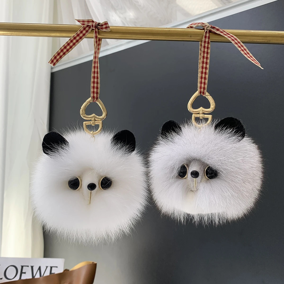 Real Fox Fur Keychain Natural Plush Pom-Pom Ball Womens Bag Pendant Car Key Ring Metal Pendant Cute Cat Girl Gift 260107