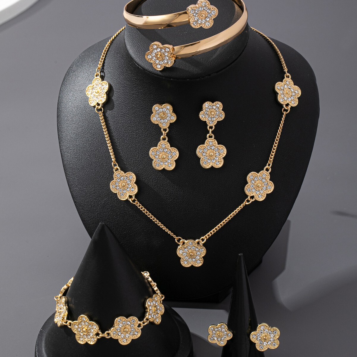 Chic Elegant Jewelry Luxurious Elegant High-End New European And American Style Fashion Five-Flower Inlaid Zircon Necklace Bracelet Earrings Set