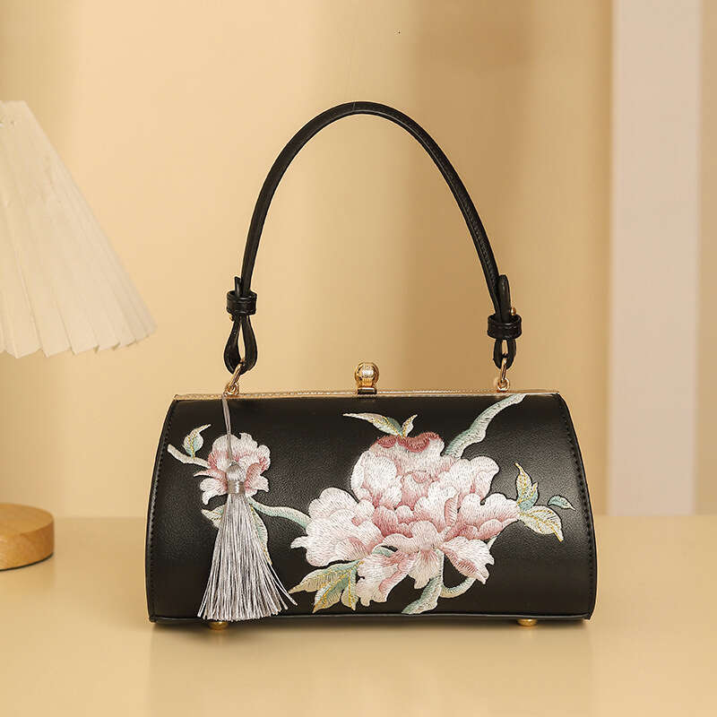 Xinshan Moon Chain Bag Ancient Cheongsam Banquet National Style Ultrafine Leather Embroidered Tassel Handbag