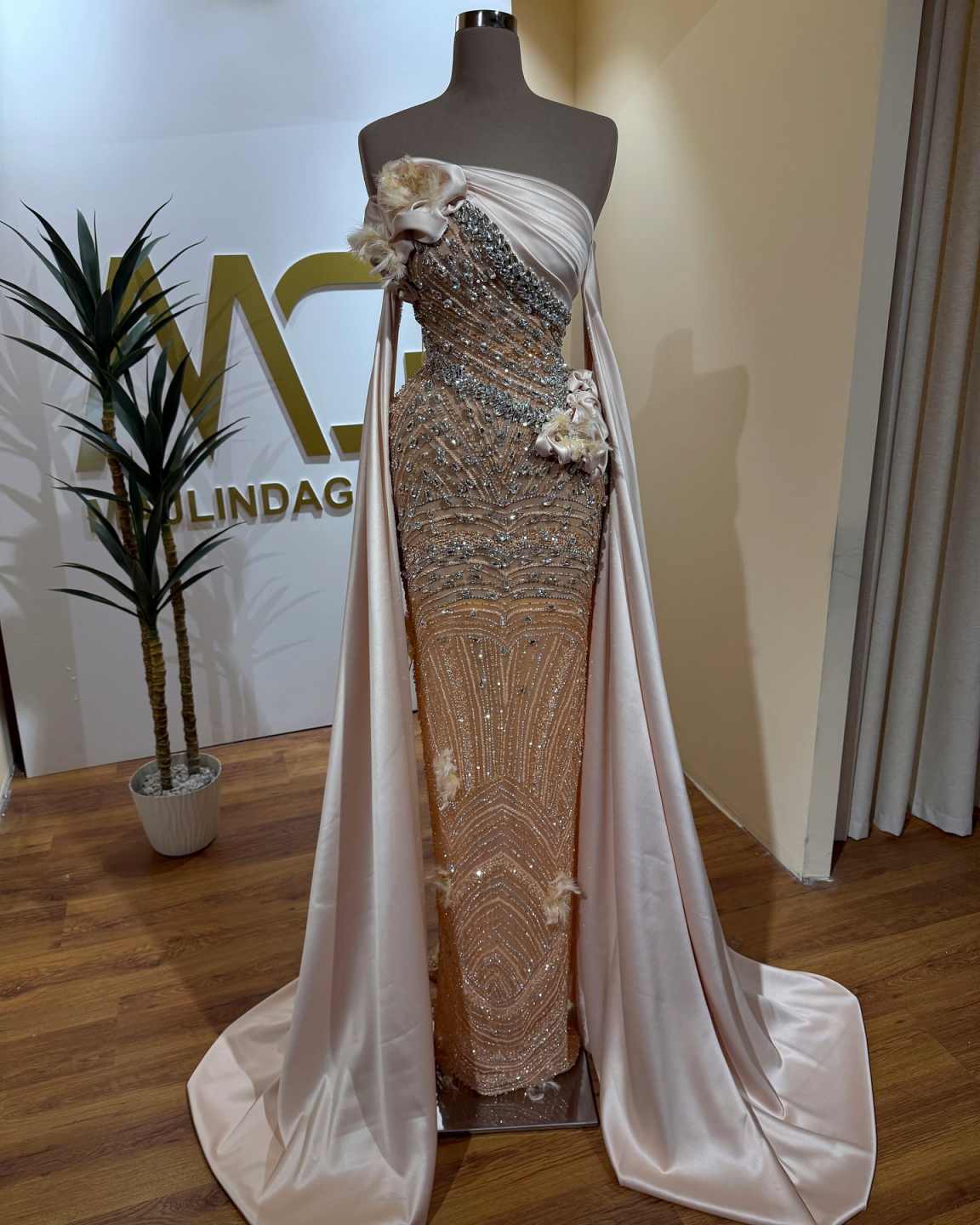 Gorgeous Strapless Crystal Prom Dresses Elegant Sleeveless Beaded Feathers Evening Dress Floor Length Party Gown Customized