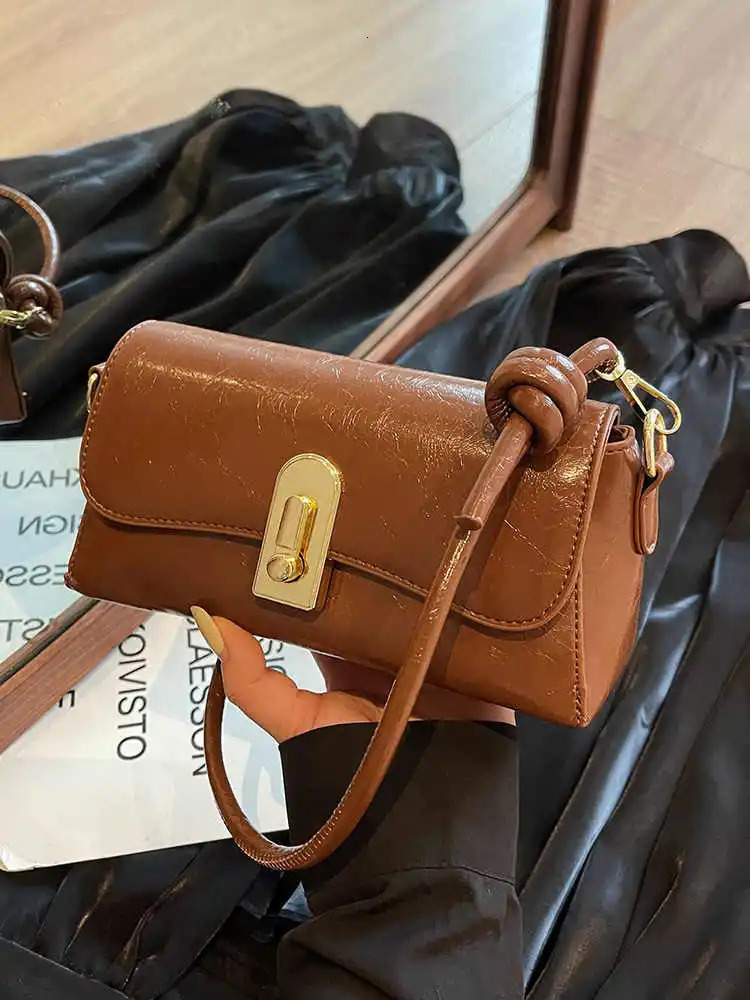 Retro Wine Red Small Square Bag Womens Autumn Winter Versatile 2026 Single Shoulder Bags Fashion Solid Color Crossbody Pack 260205