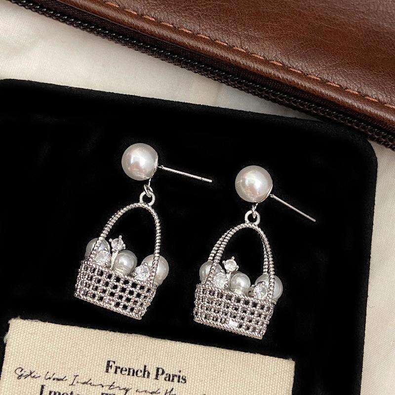 Magic Pearl Small Flower Basket Necklace 2026 New Fashion Light Luxury Micro-Inlaid Sparkling Diamond Collarbone Chain for Women