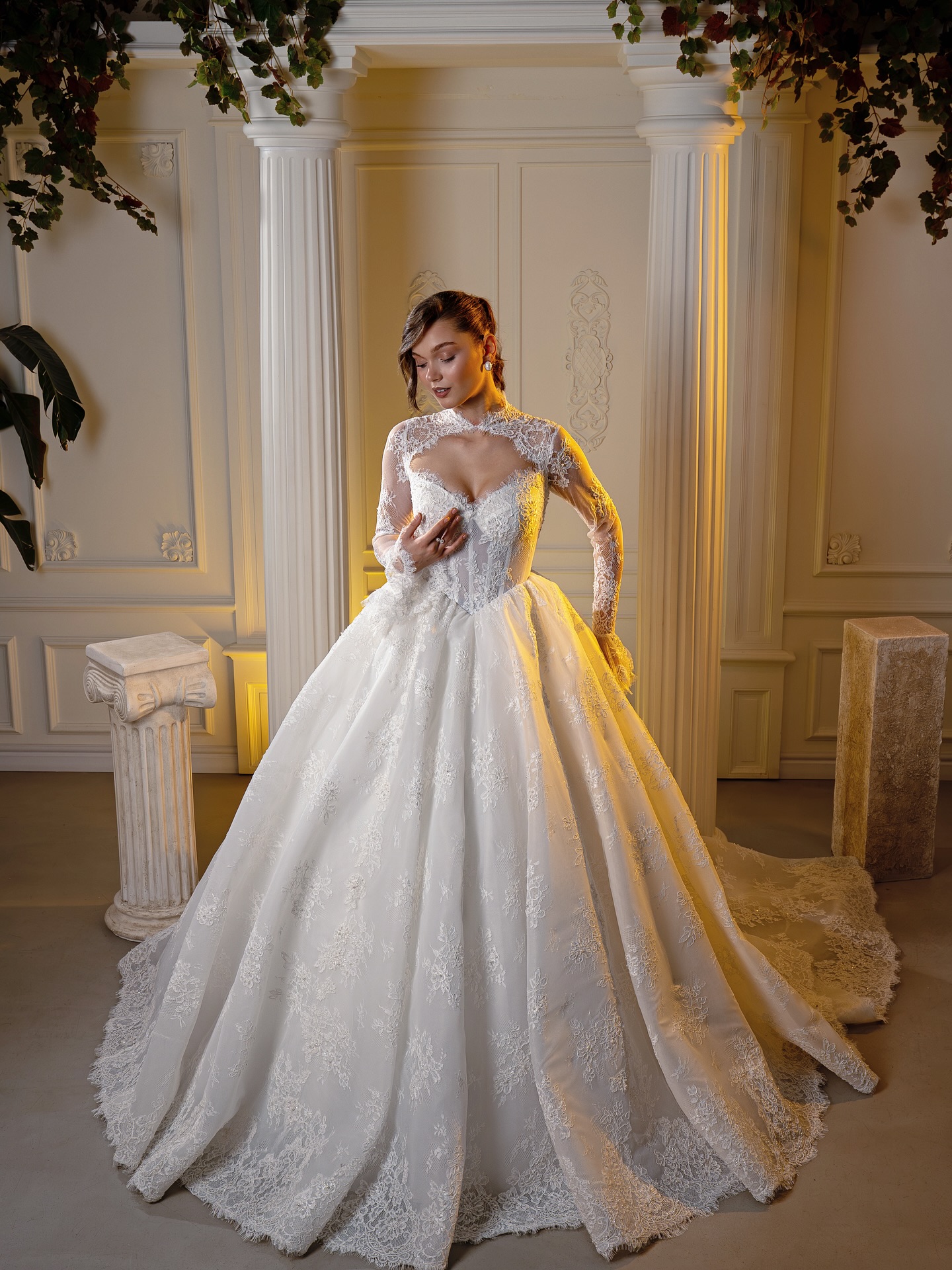 Vintage A Line Women Wedding Dress Jewel Neck Long Sleeves Bridal Gowns Lace Beaded Sweep Train Dress Custom Made