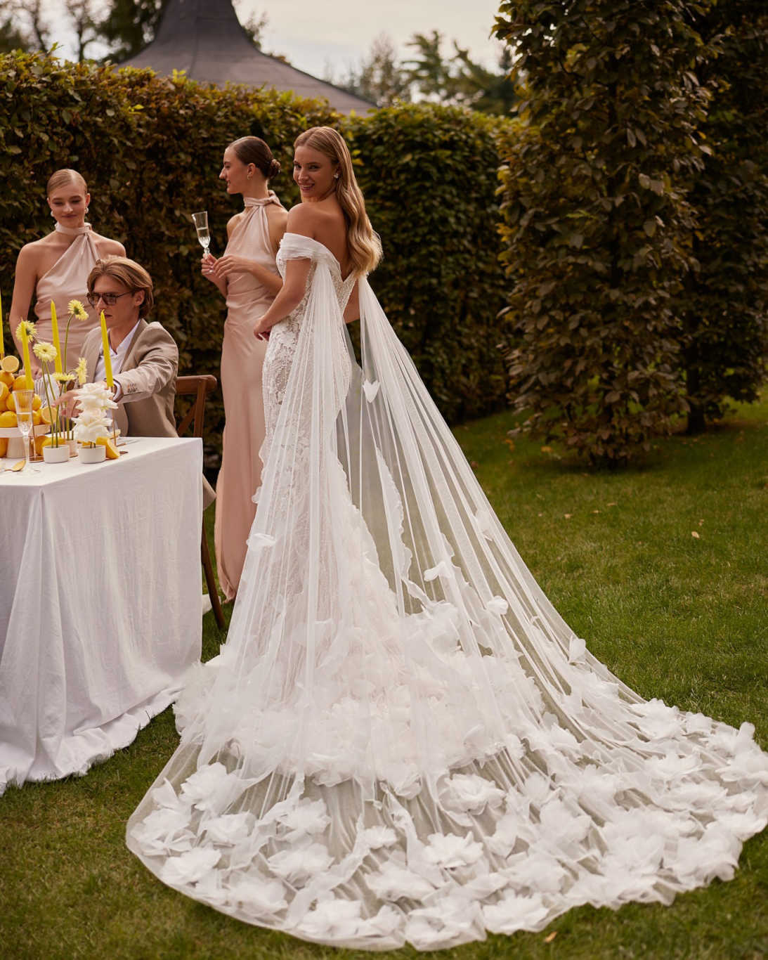 Luxury Embroidery Beaded Lace Wedding Dress Off Shoulder Bridal Gown Customized Elegant Sweetheart Neck Dresses For Bride