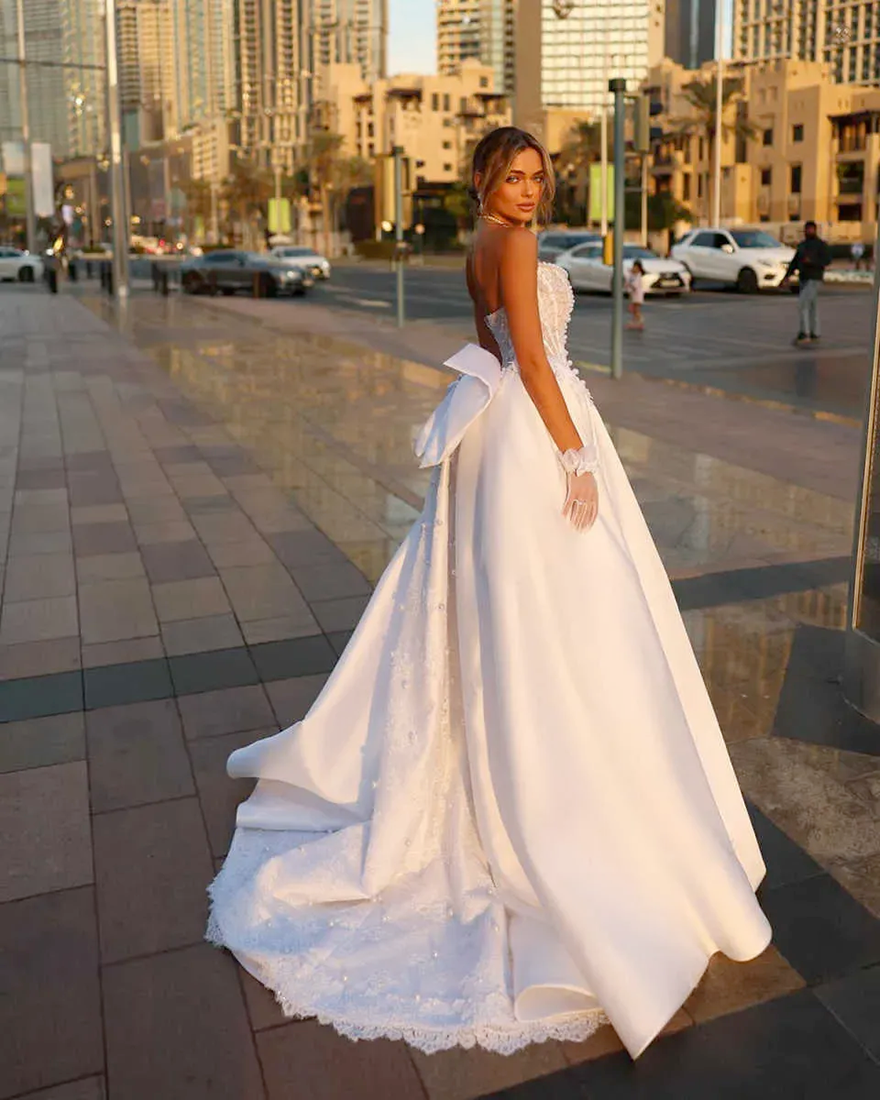 2026 Chic Pearls Lace Dubai Araic A Line Wedding Dresses Modern White Satin Ruched Strapless Basque Waist Vintage Bridal Gowns Bowknot Bride Robes de 