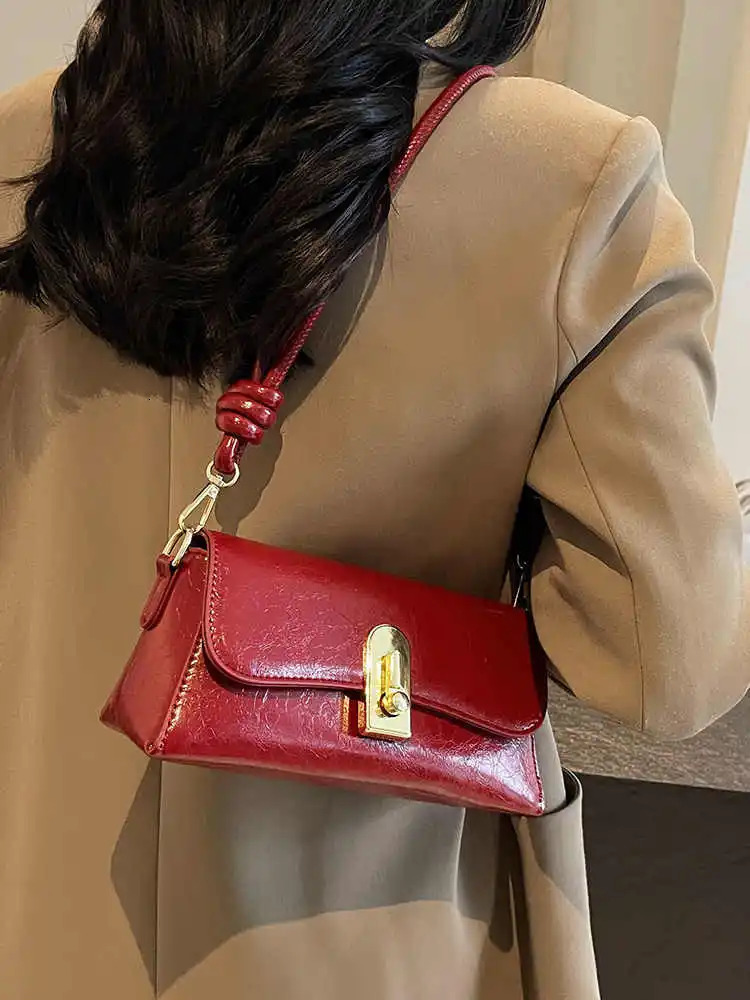 Retro Wine Red Small Square Bag Womens Autumn Winter Versatile 2026 Single Shoulder Bags Fashion Solid Color Crossbody Pack 260205
