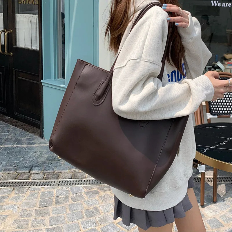 Vintage womens tote bag Korean version large capacity simple commuting bagfashionable and versatilesingle shoulder bag 260205