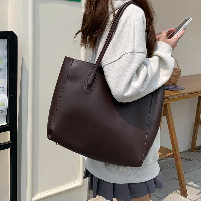 Vintage womens tote bag Korean version large capacity simple commuting bagfashionable and versatilesingle shoulder bag 260205