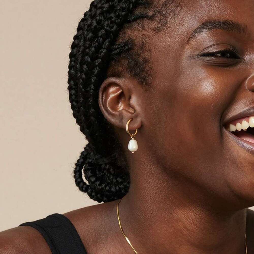 Stainless steel electroplated real gold hoop with freshwater pearls, geometric ear clasps, light luxury, simple and elegant earrings for women