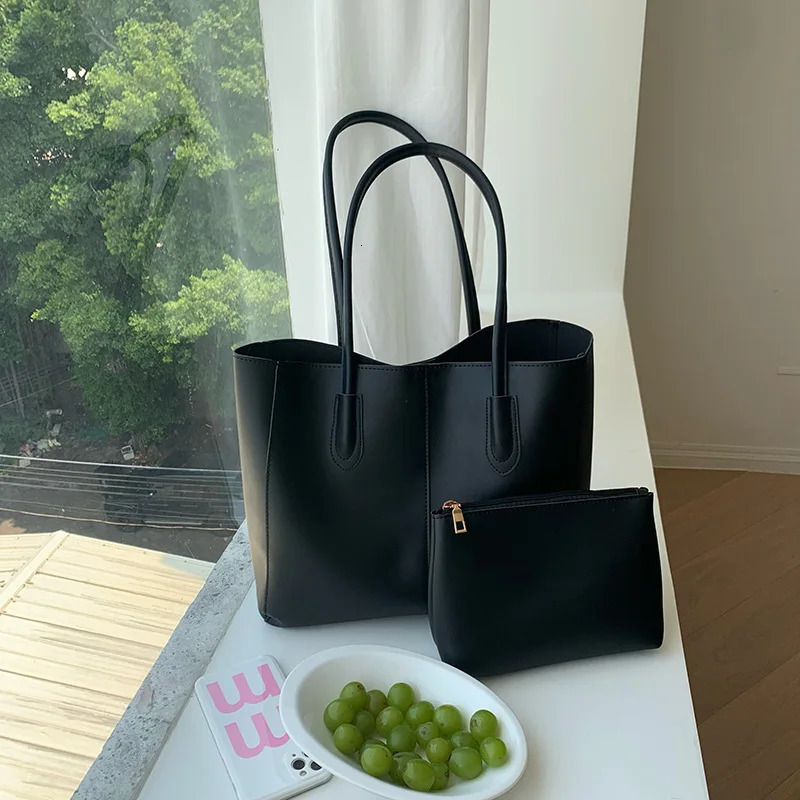 Vintage womens tote bag Korean version large capacity simple commuting bagfashionable and versatilesingle shoulder bag 260205