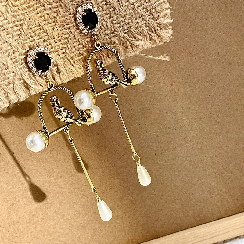 middle ear ancient do old retro style long pearl earrings European and American earrings personality exaggerated high 260120