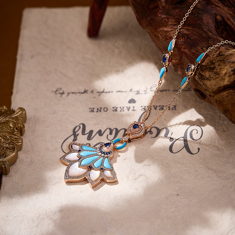 Necklace Vintage Three-Color Fan Necklace, Gold-Plated, High-Quality Necklace, Sophisticated Women's Autumn Winter Sweater Necklace