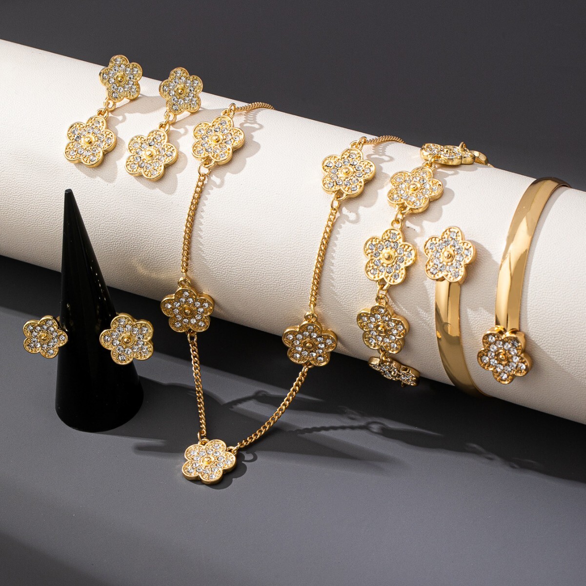 New Luxurious Elegant High-End Fashion Retro French Style Flower Inlaid Zircon Necklace Bracelet Earrings Set