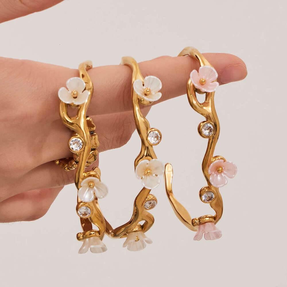 French Vintage Style Light Luxury Resin Flower C-shaped Opening, Stainless Steel Plated With Real Gold, Elegant Bracelet For Women