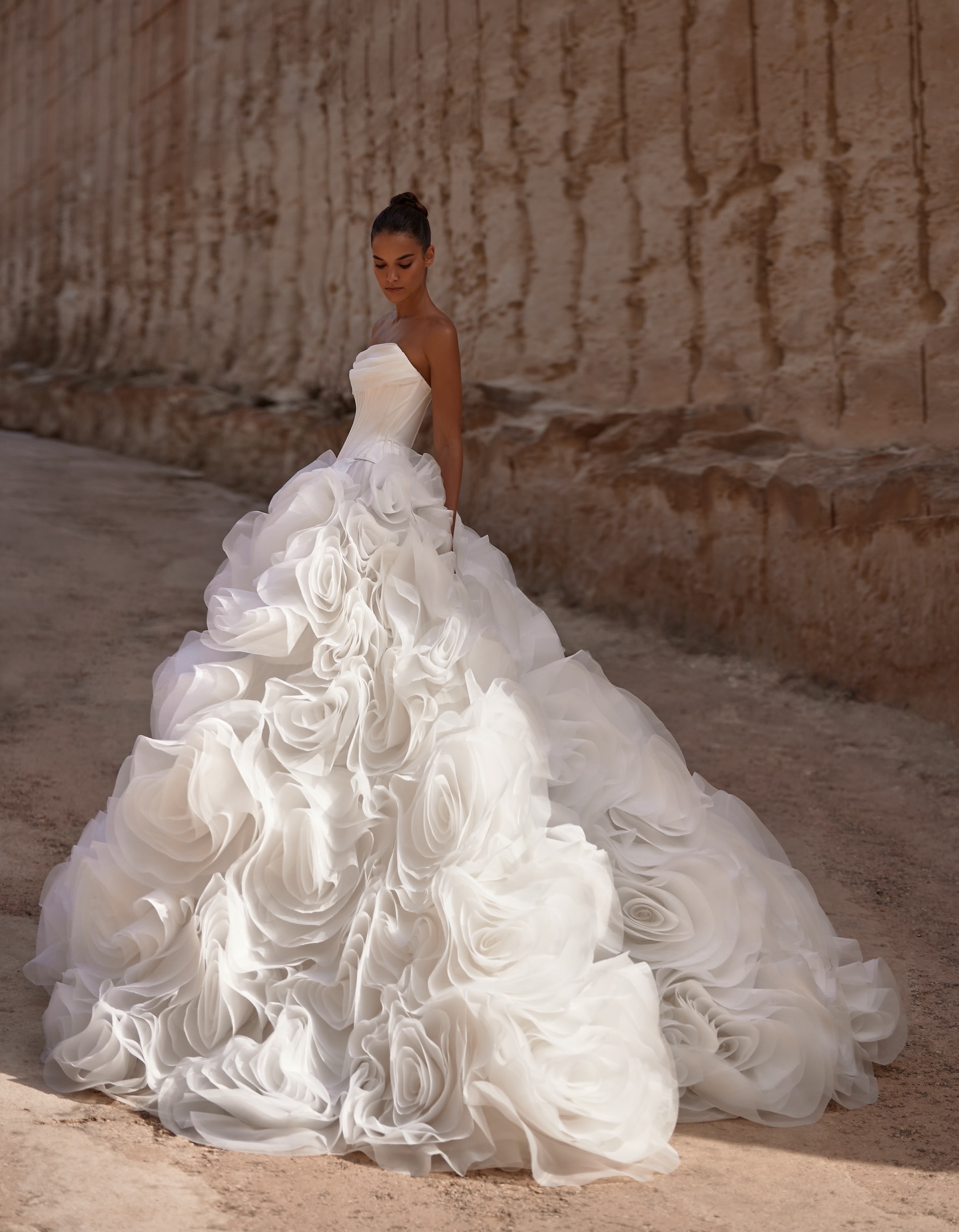 Gorgeous Strapless Wedding Dresses 3D Flowers Bridal Gowns A Line Plain Princess Sleeveless Sweep Train Customized Vestidos De Novia Plus Size