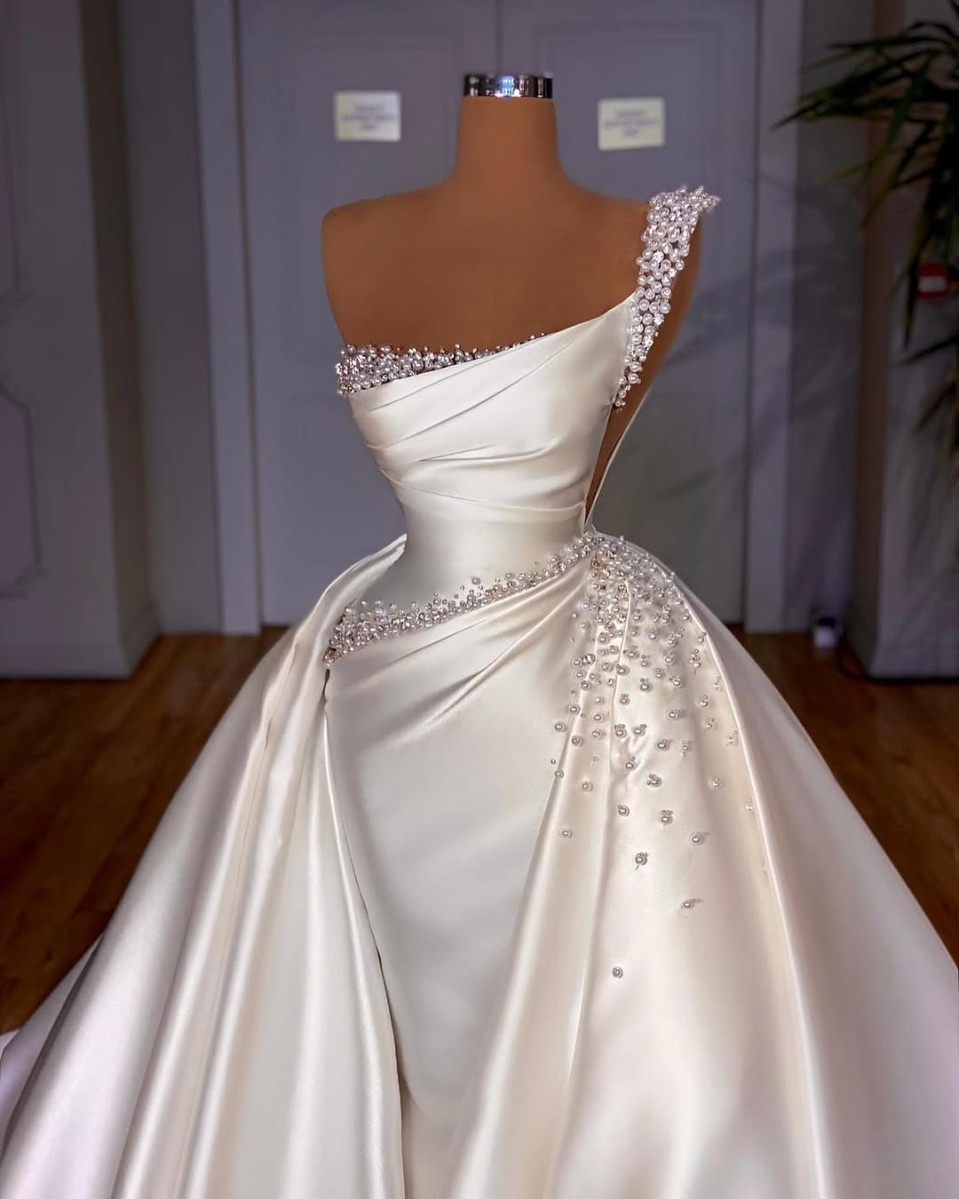 Modern Pearls Wedding Dresses One Shoulder Mermaid Bridal Gowns with Detachable Train Sleeveless Customized Vestidos De Novia Plus Size