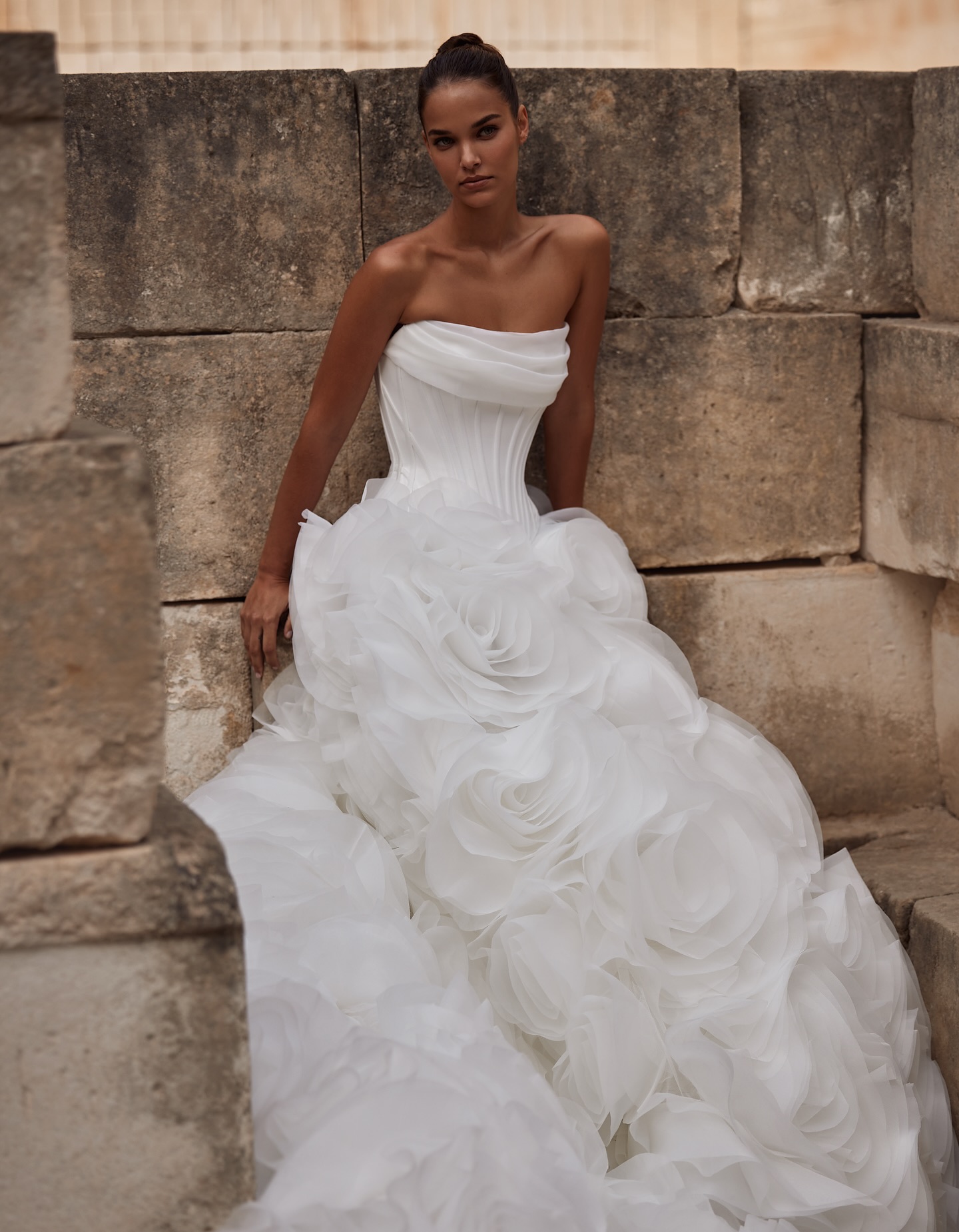 Gorgeous Strapless Wedding Dresses 3D Flowers Bridal Gowns A Line Plain Princess Sleeveless Sweep Train Customized Vestidos De Novia Plus Size